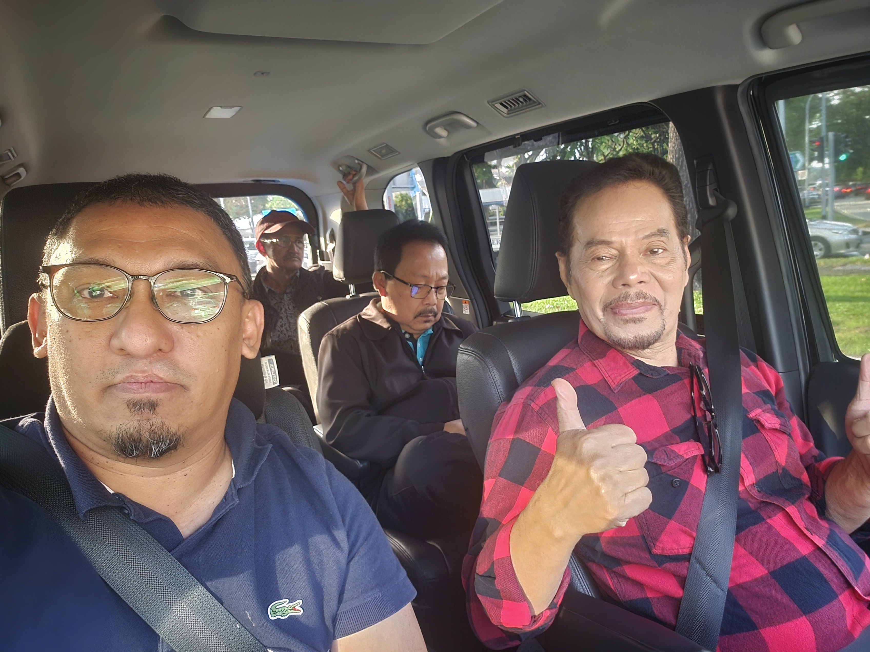 Guests enjoying a private car tour in Singapore with a licensed tour guide