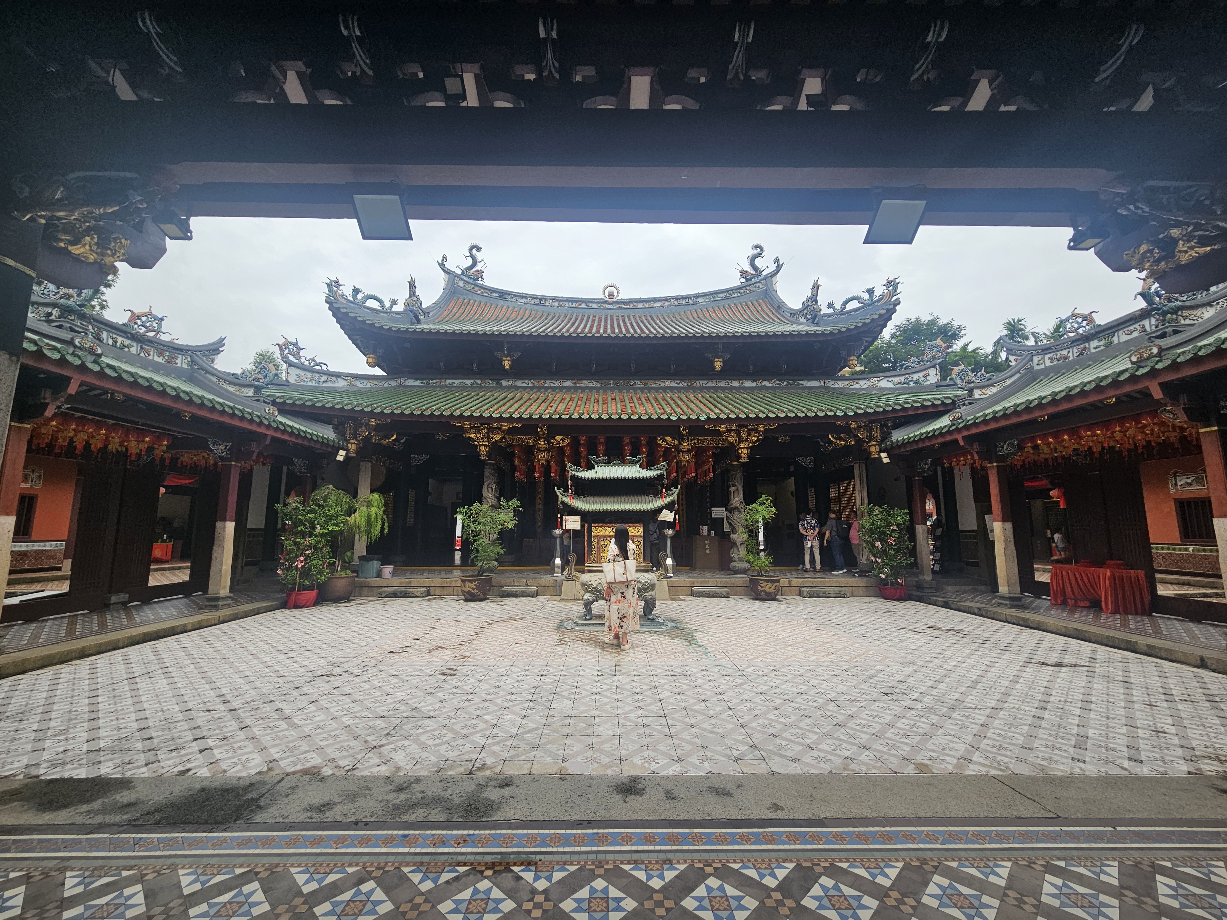 Thian Hock Keng Temple courtyard in Singapore with traditional Chinese architecture